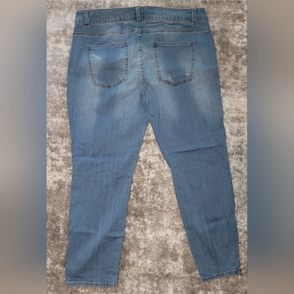 Forever 21+ Plus Size Stretch Jeans (16) - Picture 2 of 3